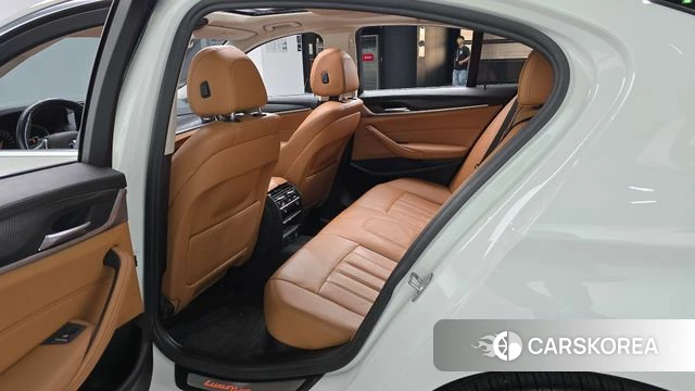 BMW 5 Series (G30) 2018 Белый из Кореи, фото 2