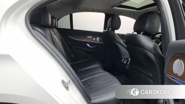 Mercedes-Benz E-Class W213 2018 Белый из Кореи, фото 2