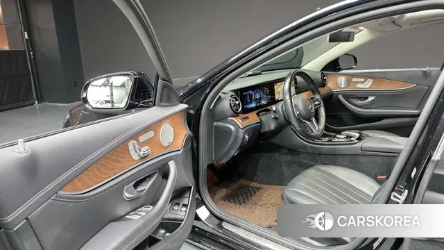 Mercedes-Benz E-Class W213 2019 Черный из Кореи, фото 2