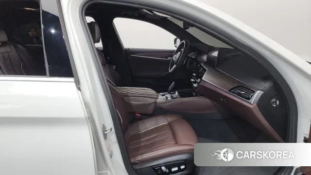 BMW 5 Series (G30) 2020 Белый из Кореи, фото 2