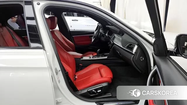 BMW 3 Series (F30) 2018 Белый из Кореи, фото 2