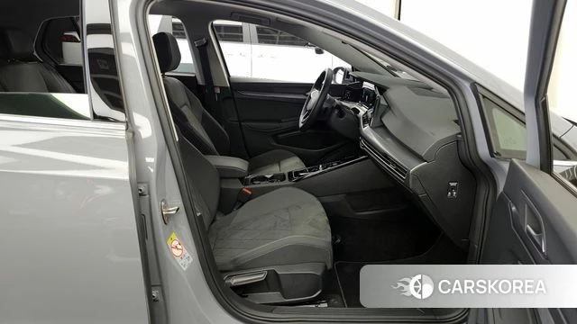Volkswagen Golf 8th Generation 2023 Серый из Кореи, фото 2