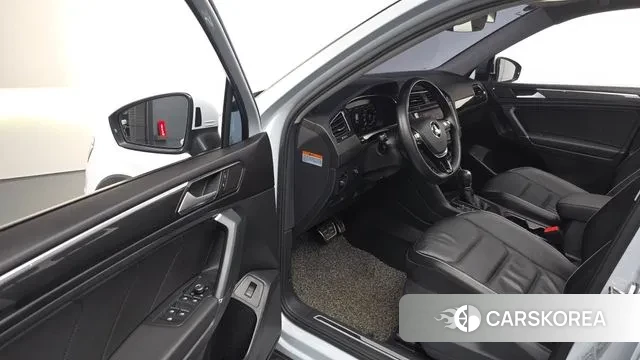 Volkswagen Tiguan Allspace 2018 Серебристо-серый из Кореи, фото 2