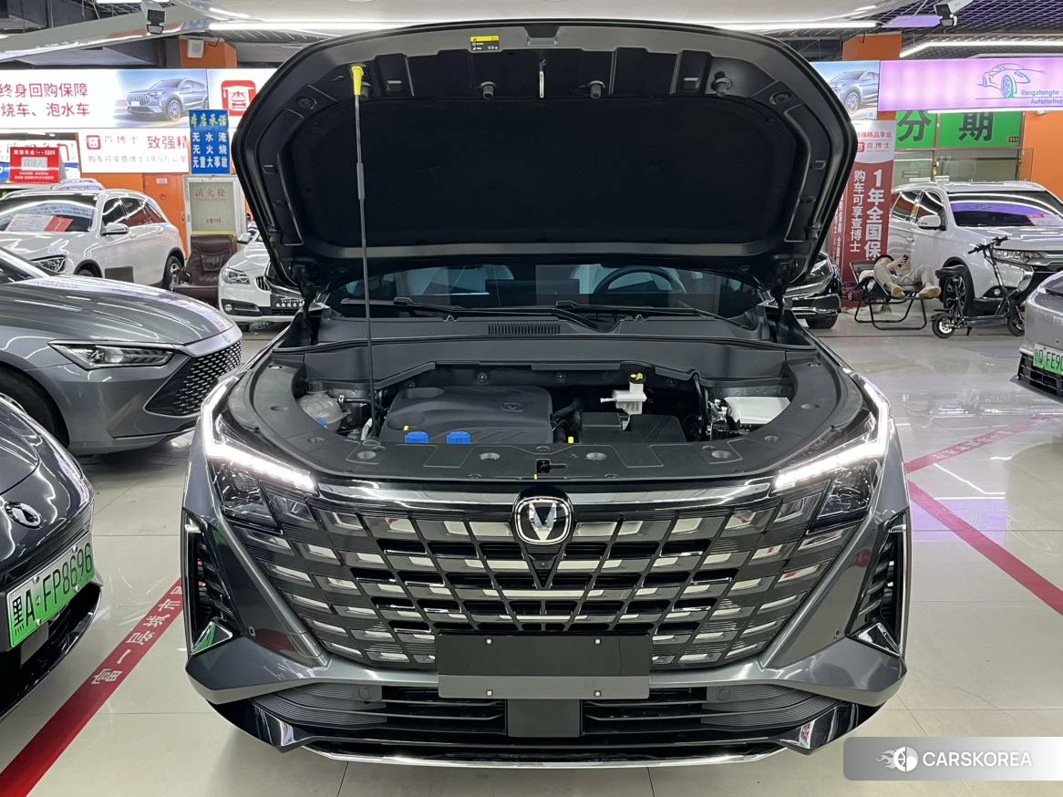 Chang'an UNI-Z PHEV 2024 Темно-серый из Китая, фото 2