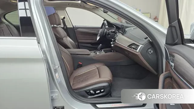 BMW 5 Series (G30) 2020 Серебряный из Кореи, фото 2