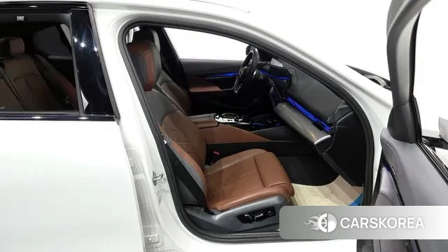 BMW 5 Series (G60) 2023 Белый из Кореи, фото 2