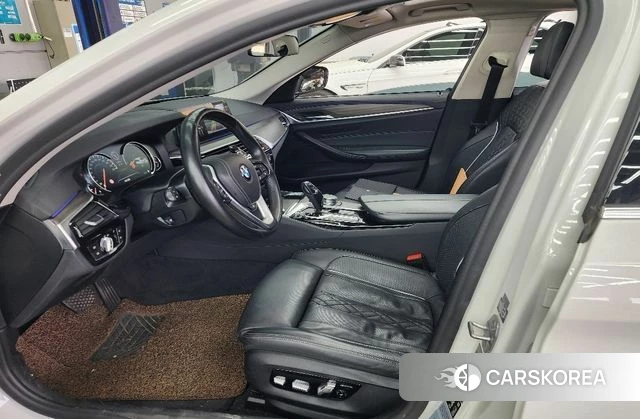 BMW 5 Series (G30) 2018 Белый из Кореи, фото 2