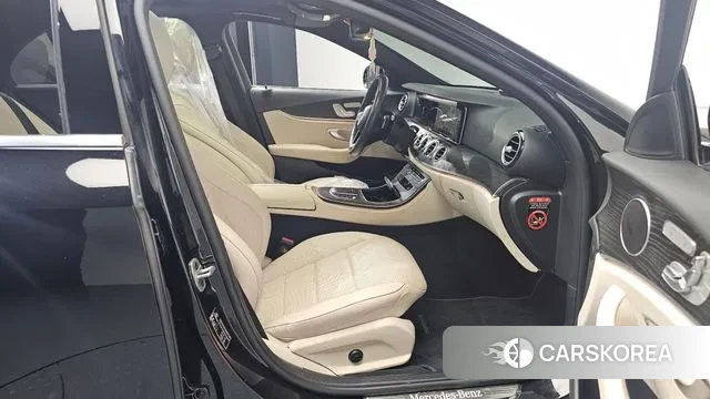 Mercedes-Benz E-Class W213 2023 Черный из Кореи, фото 2