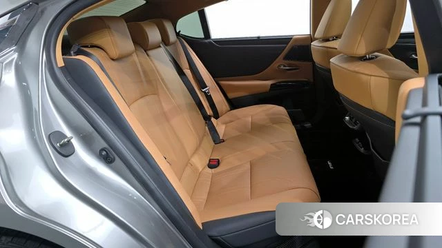 Lexus ES300h 7th generation 2023 Серебристо-серый из Кореи, фото 2