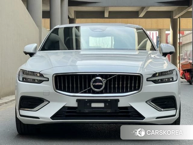 Volvo S60 2023 Белый из Китая, фото 2