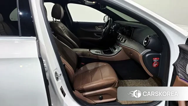 Mercedes-Benz E-Class W213 2022 Белый из Кореи, фото 2