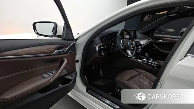 BMW 5 Series (G30) 2021 Белый из Кореи, фото 2