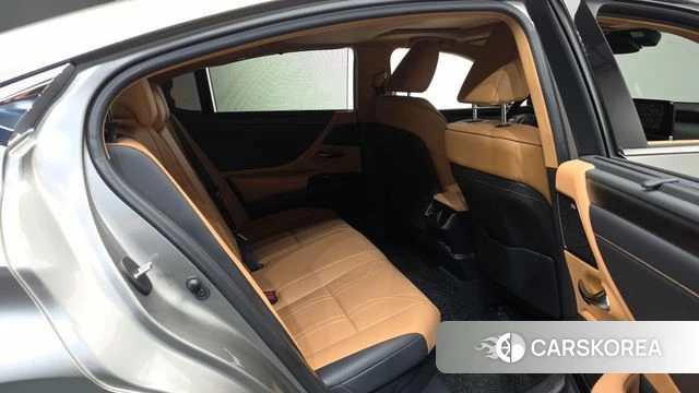 Lexus ES300h 7th generation 2023 Серебристо-серый из Кореи, фото 2