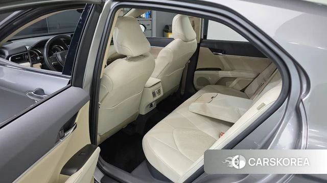 Toyota Camry (XV70) 2023 Серебристо-серый из Кореи, фото 2