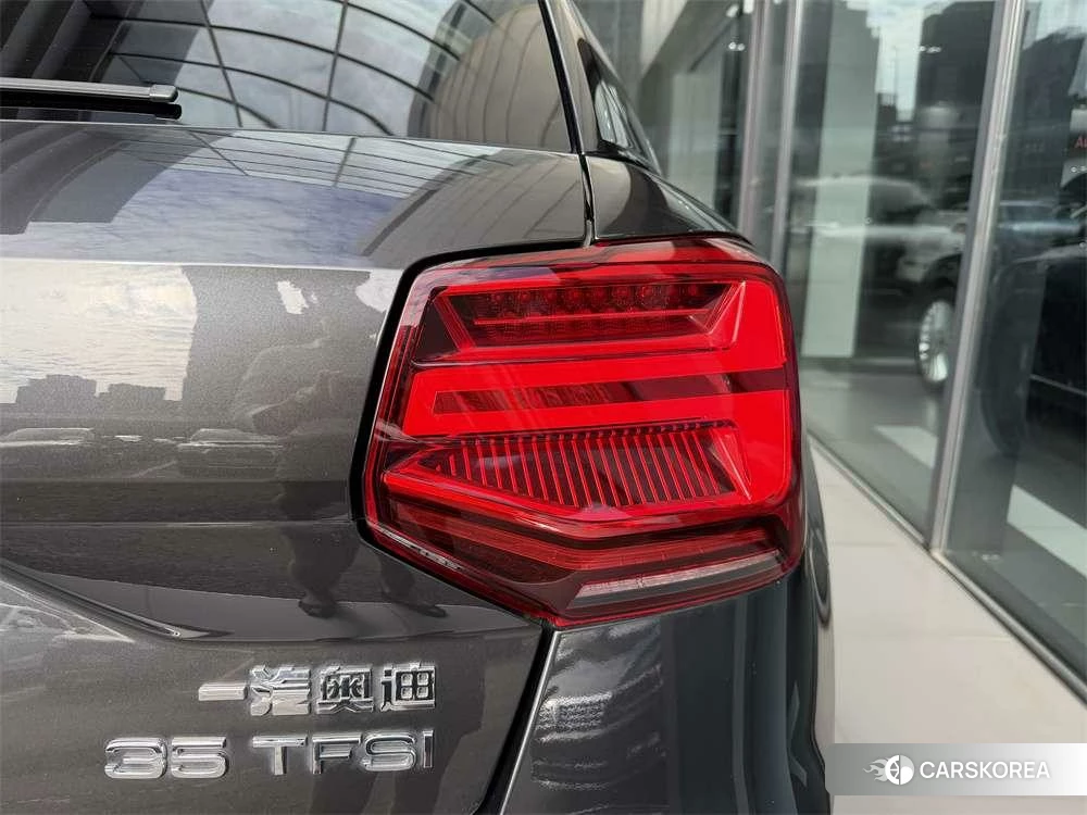 Audi Q2L 2020 Темно-серый из Китая, фото 2