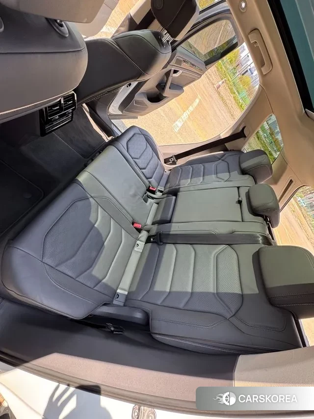 Volkswagen Touareg 3rd generation 2023 Белый из Кореи, фото 2