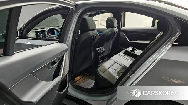 BMW 5 Series (G60) 2025 Серебристо-серый из Кореи, фото 2