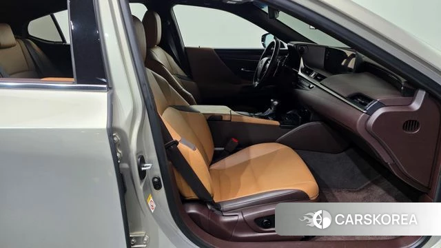 Lexus ES300h 7th generation 2019 Песочный из Кореи, фото 2