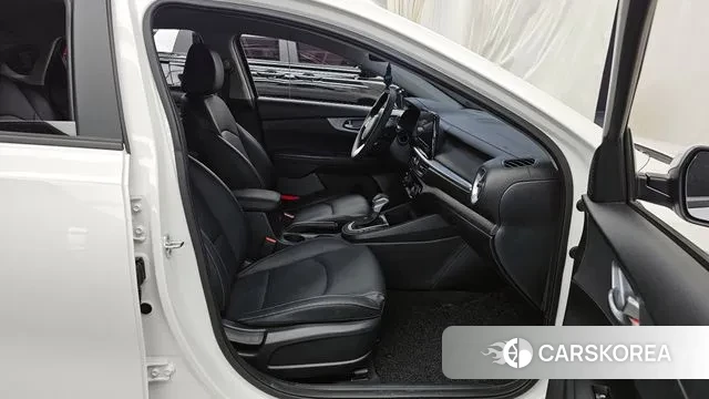 Kia The New K3 2nd generation 2021 Белый из Кореи, фото 2