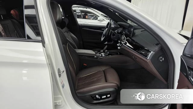 BMW 5 Series (G30) 2021 Белый из Кореи, фото 2