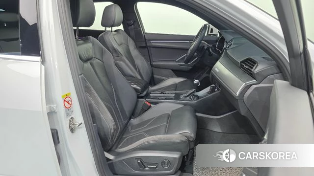 Audi Q3 (F3) 2023 Белый из Кореи, фото 2