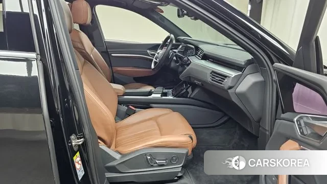 Audi e-Tron 2022 Черный из Кореи, фото 2