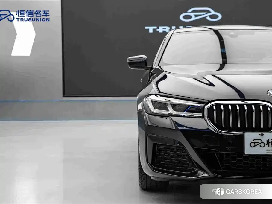 BMW 5 series 2022 Черный из Китая, фото 2