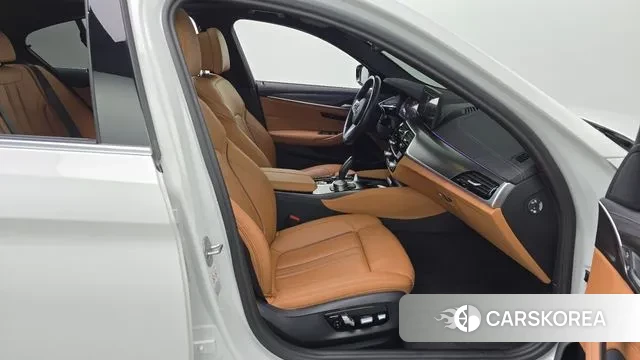 BMW 5 Series (G30) 2023 Белый из Кореи, фото 2