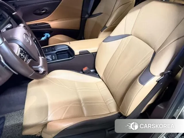 Lexus ES300h 7th generation 2021 Серый из Кореи, фото 2