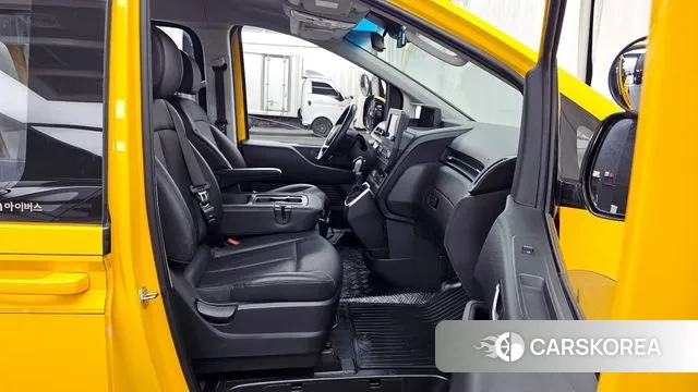 Hyundai Staria 2023 Желтый из Кореи, фото 2