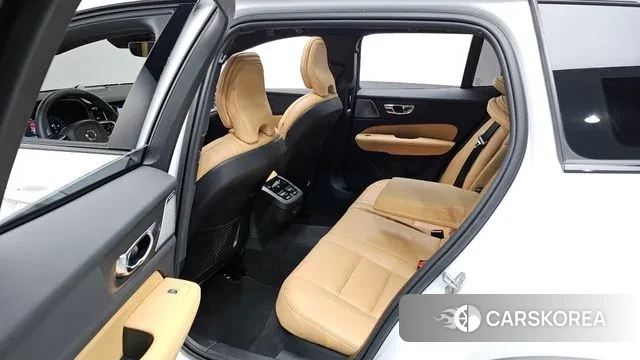 Volvo V60 Cross-Country 2nd Generation 2024 Белый из Кореи, фото 2