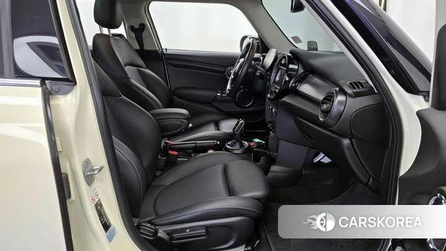 Mini Cooper 2021 Жемчужный цвет из Кореи, фото 2