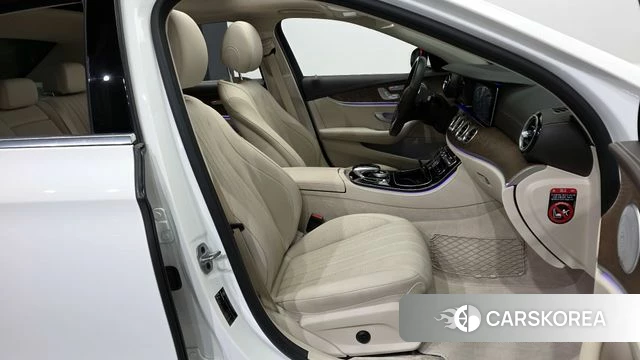Mercedes-Benz E-Class W213 2019 Белый из Кореи, фото 2