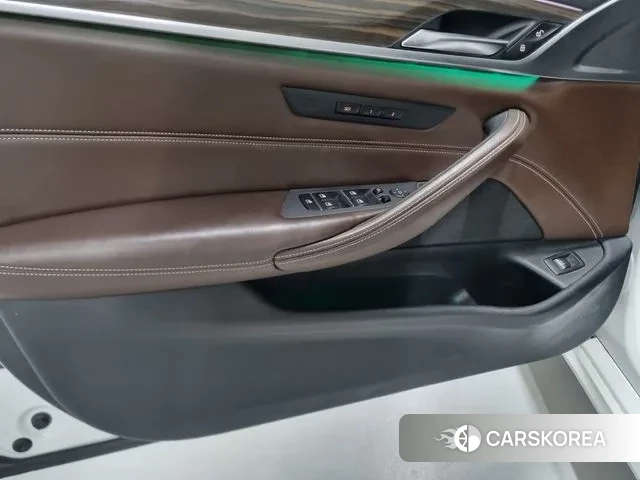 BMW 5 Series (G30) 2018 Белый из Кореи, фото 2