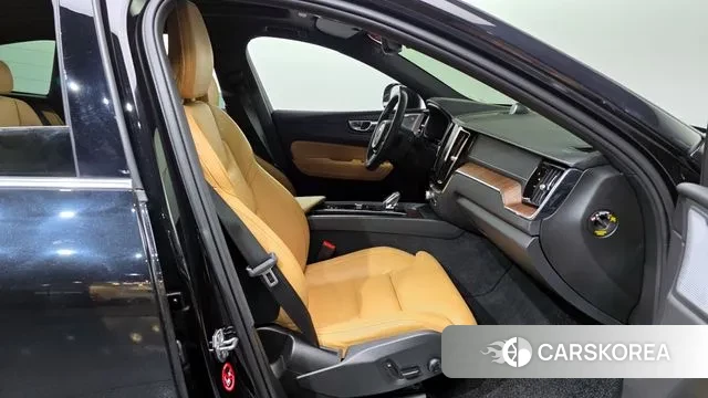 Volvo XC60 second Generation 2021 Черный из Кореи, фото 2