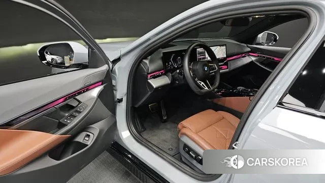 BMW 5 Series (G60) 2025 Серый из Кореи, фото 2