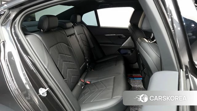 BMW 5 Series (G60) 2025 Серый из Кореи, фото 2