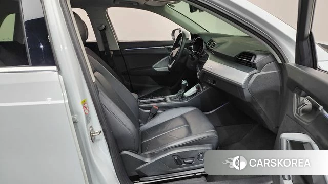 Audi Q3 (F3) 2022 Белый из Кореи, фото 2