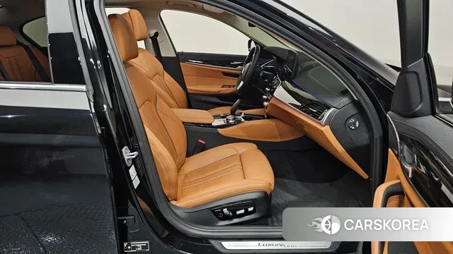 BMW 5 Series (G30) 2023 Черный из Кореи, фото 2