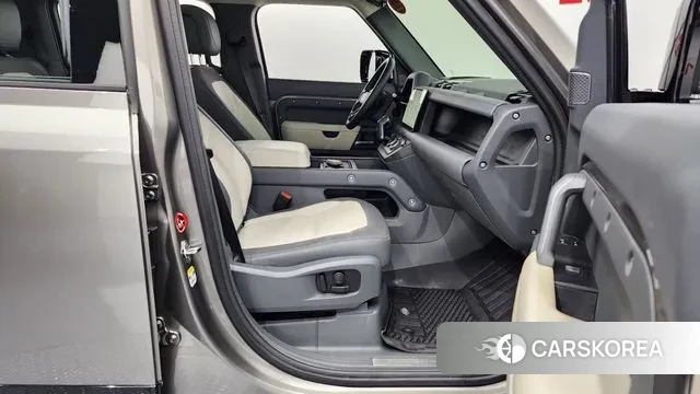 Land Rover Defender (L663) 2024 Песочный из Кореи, фото 2