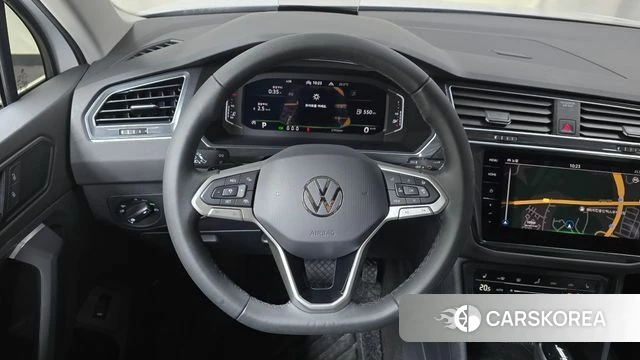 Volkswagen Tiguan second Generation 2024 Белый из Кореи, фото 2