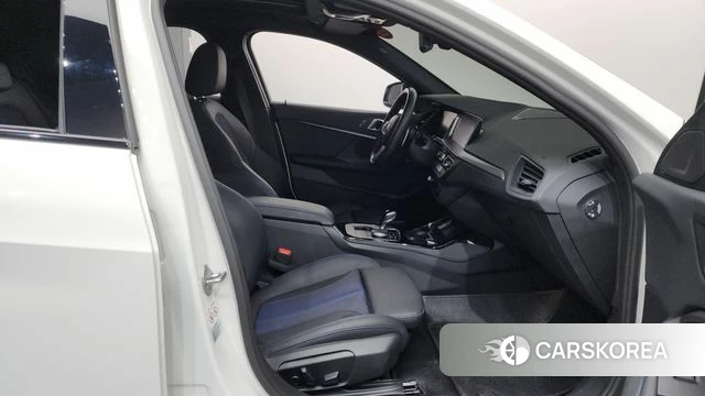 BMW 1 Series (F40) 2023 Белый из Кореи, фото 2