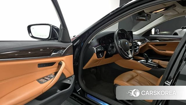 BMW 5 Series (G30) 2021 Черный из Кореи, фото 2