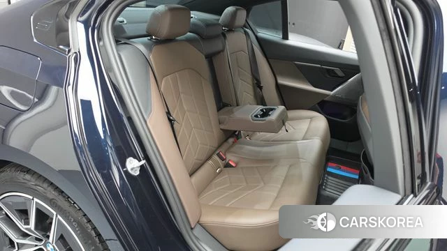 BMW 5 Series (G60) 2025 Черный из Кореи, фото 2
