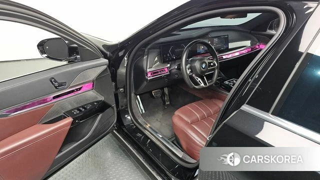BMW 7 Series (G70) 2024 Черный из Кореи, фото 2
