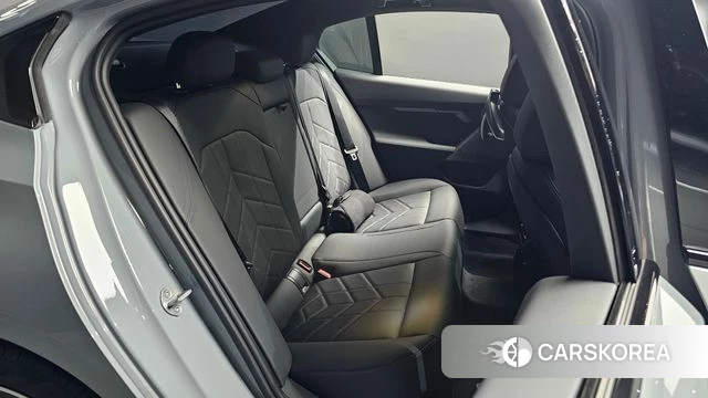 BMW 5 Series (G60) 2025 Светло-серебряный цвет из Кореи, фото 2