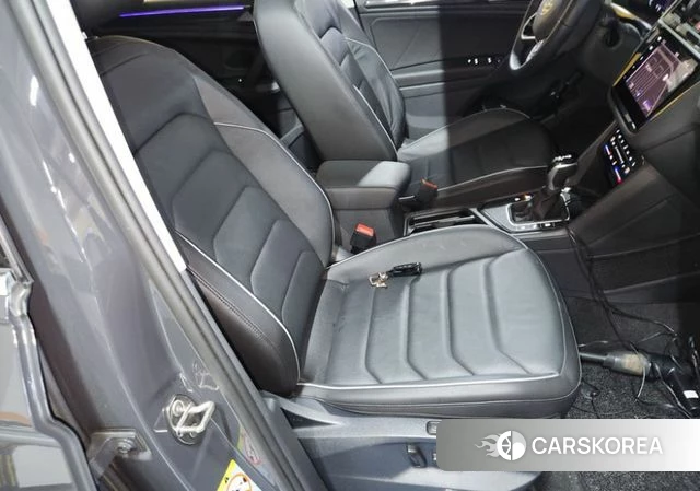 Volkswagen Tiguan second Generation 2022 Серебристо-серый из Кореи, фото 2
