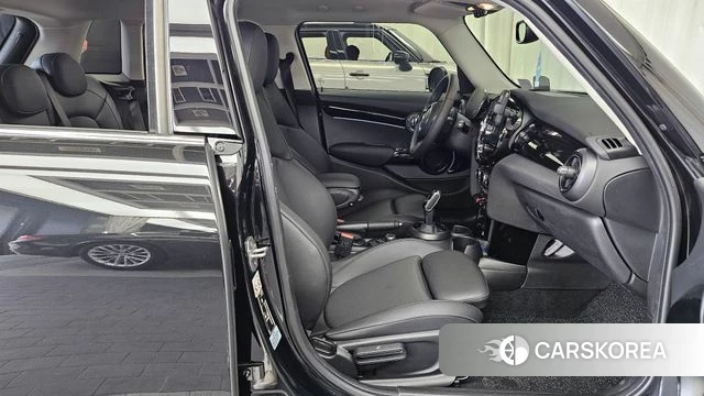 Mini Cooper 2023 Черный из Кореи, фото 2