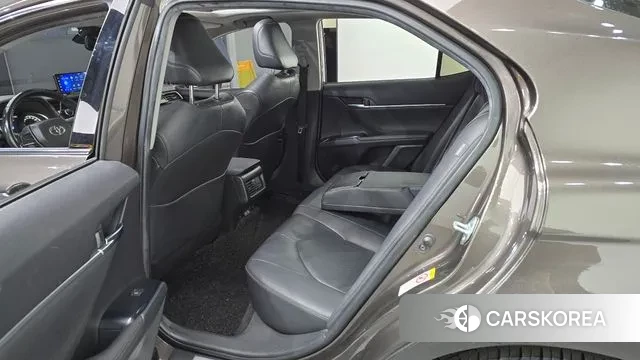 Toyota Camry (XV70) 2018 Серый из Кореи, фото 2