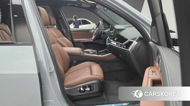BMW X5 (G05) 2026 Светло-серебряный цвет из Кореи, фото 2